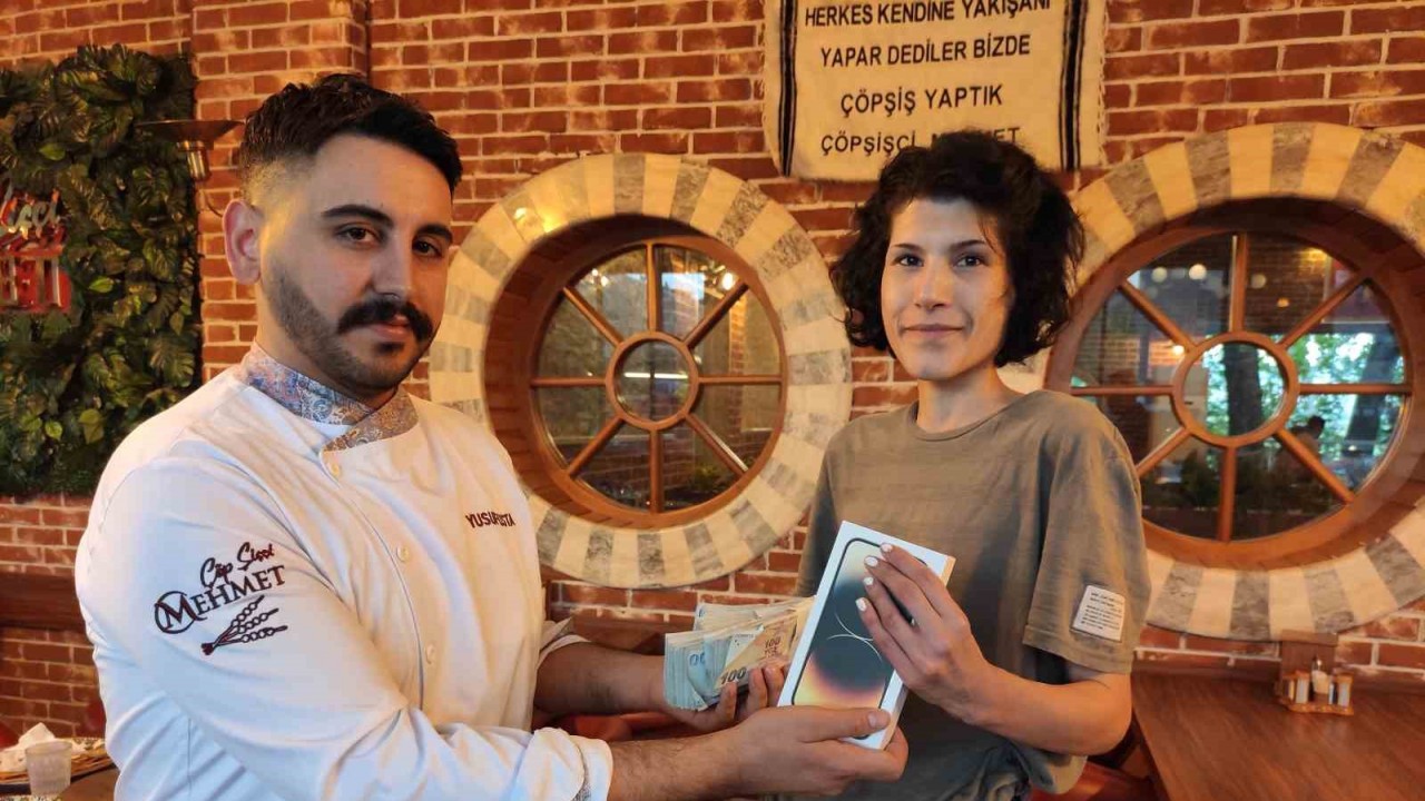 İplik gibi kadın yediği çöp şişlerle rekor üstüne para kazandı