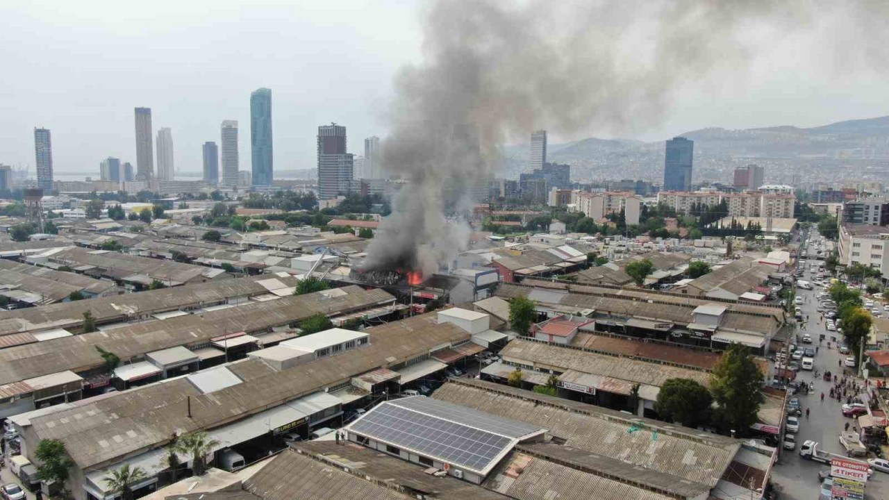İzmir’deki yangın 4 iş yerine sıçradı