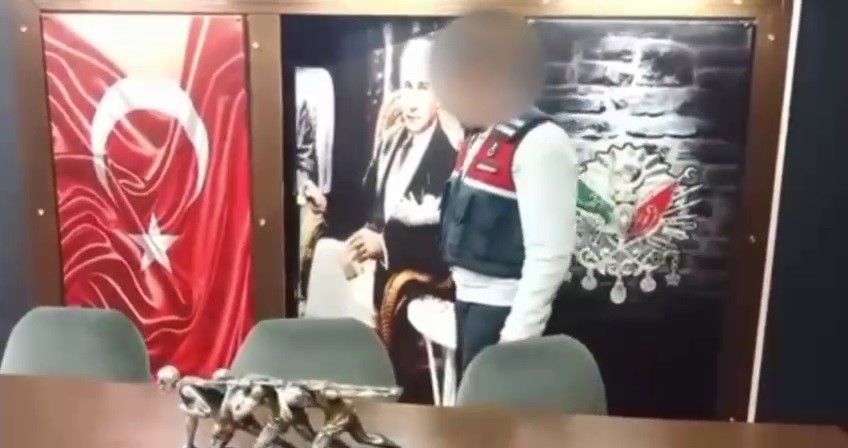 Kumarhanenin kapısını Atatürk portresi ile gizlemişler