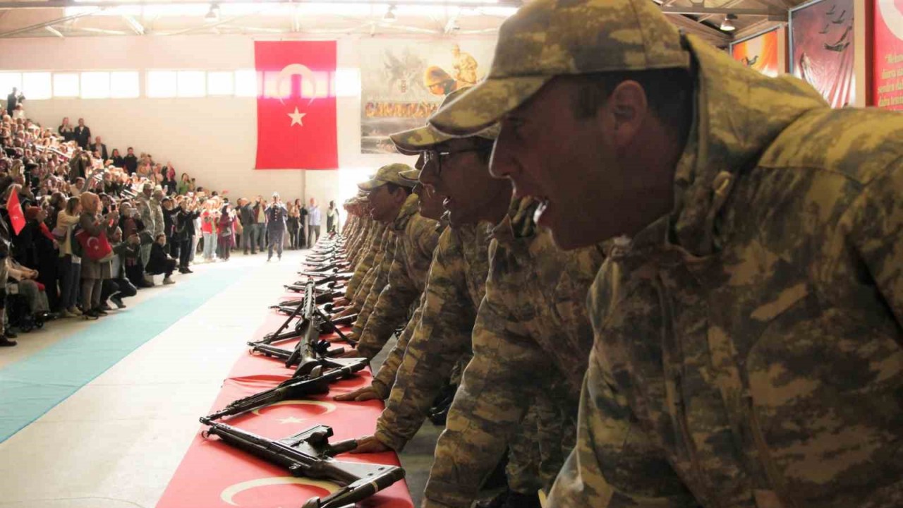 Kütahya’da acemi eğitimini tamamlayan 900 Mehmetçik yemin etti