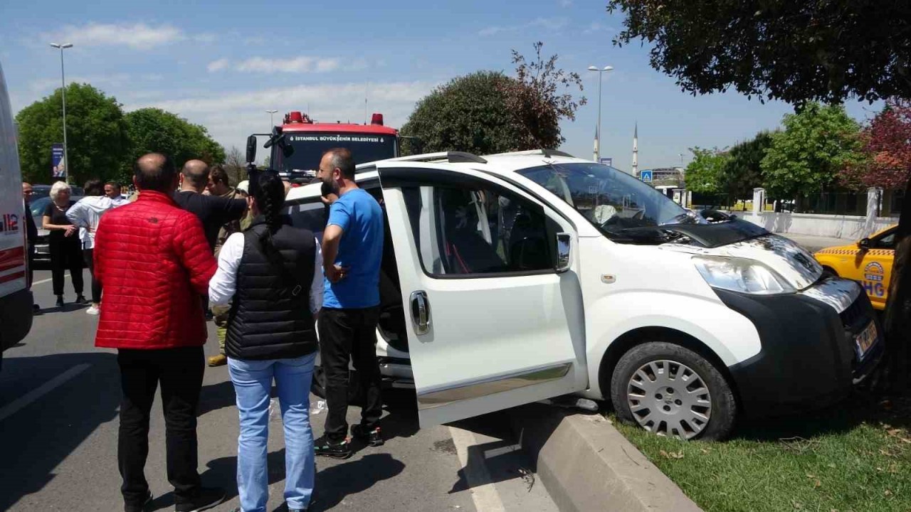 Pendik’te 2 araç çarpıştı: 1’i bebek 4 yaralı