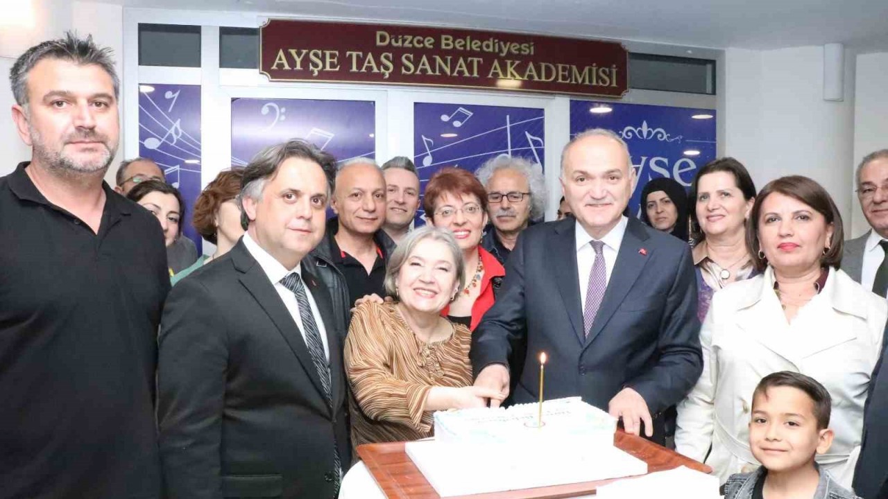 Sanat akademisinin resmi açılışını yaptı