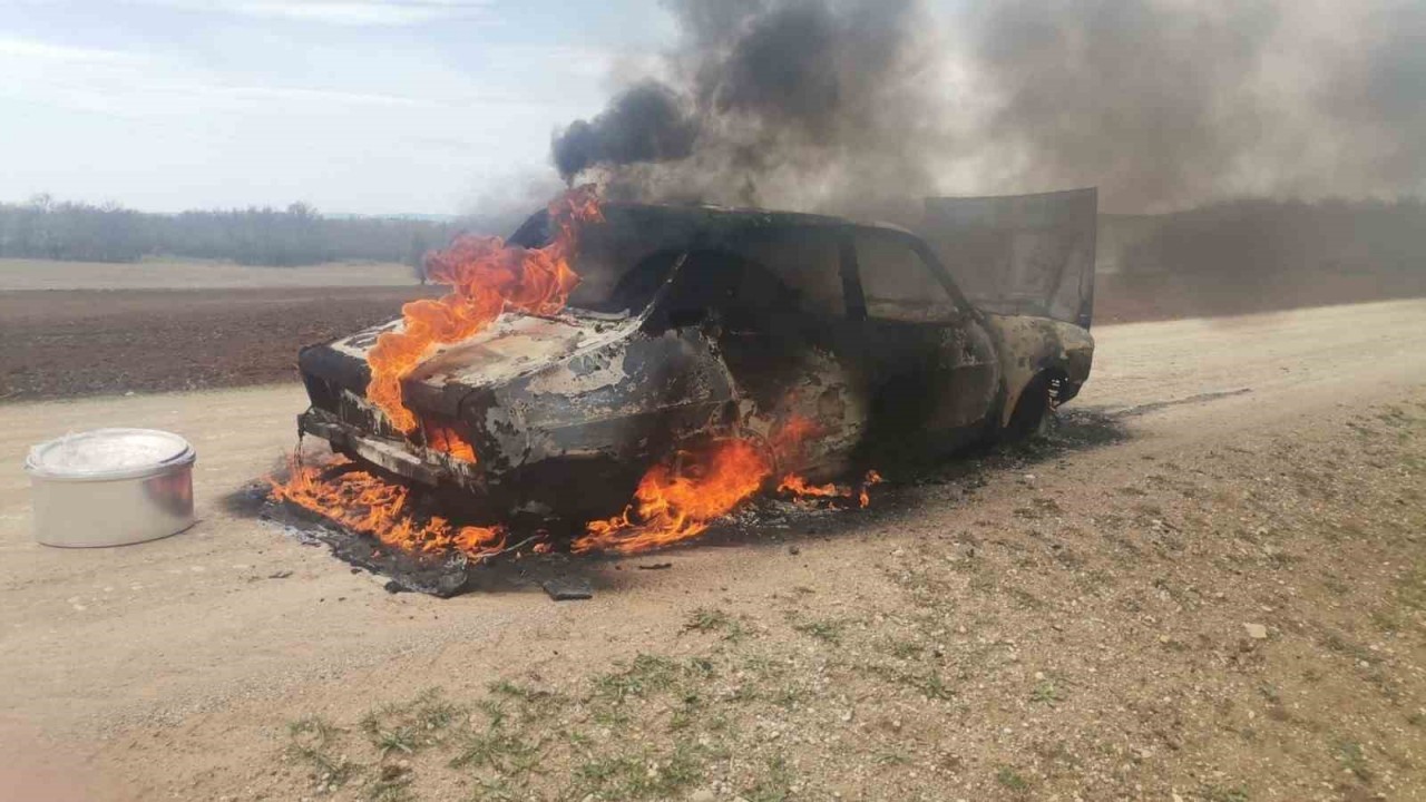 Seyir halinde alev alan otomobil kül oldu