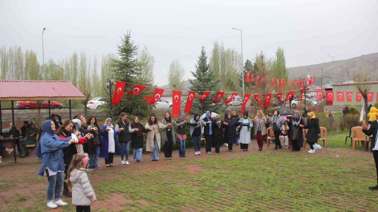 Sivas’ta Hıdırellezi fidan dikip, halay çekerek kutladılar