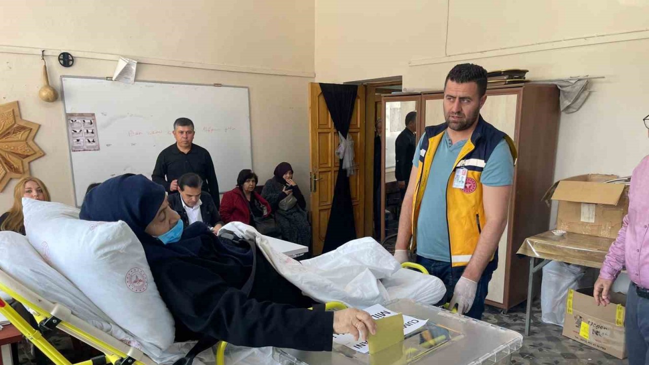 Yatağa bağımlı hastalar sedyeyle oy verecekleri okullara taşınıyor