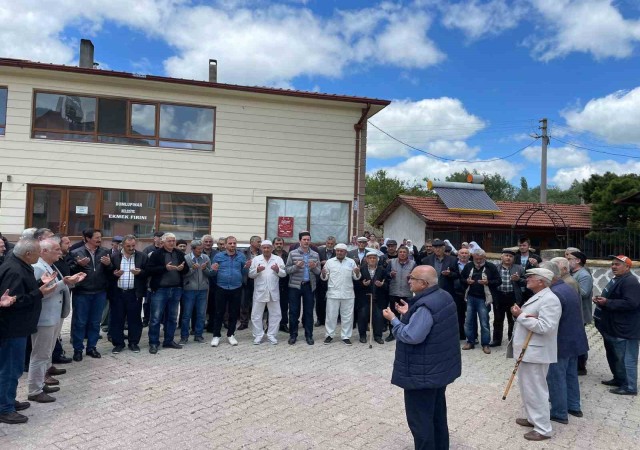 Dumlupınarda 9 hacı adayı dualarla kutsal topraklara uğurlandı