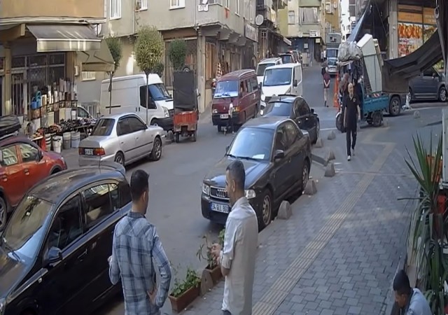 Esenler de koşarak yola fırlayan çocuğa hafif ticari araç çarptı