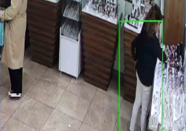 Güvenlik kameralarına baka baka kol saatini çaldı