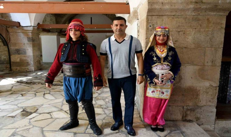 Kuşadasında ilçe protokolü vatandaşlarla bayramlaştı