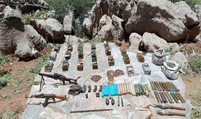 Mehmetçik Irakın kuzeyinde teröristlere ait çok sayıda silah ve mühimmat ele geçirdi