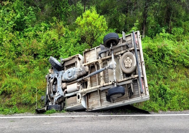 Şarampole devrilen kamyonetteki 2 kişi yaralandı