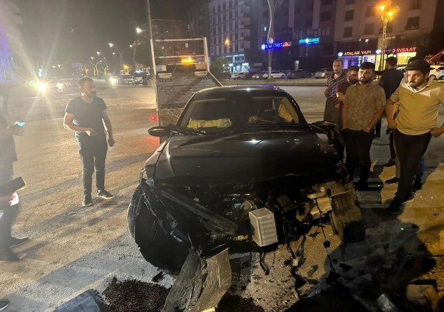 Yüksekovada aracıyla elektrik direğine çarpan sürücü yaralandı