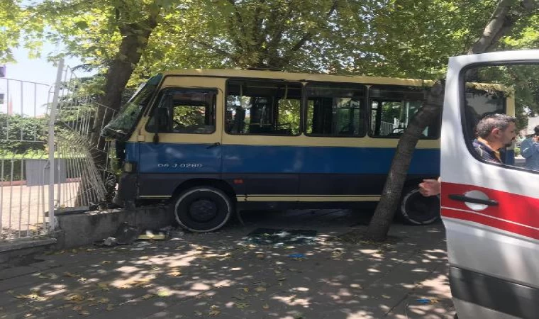 Ankara’da freni boşalan dolmuş, site korkuluklarına çarptı: 6 yaralı