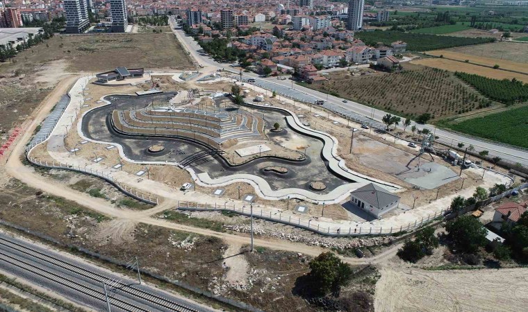 Belediye tarafından yapılan Şehir Parkında çalışmalar devam ediyor