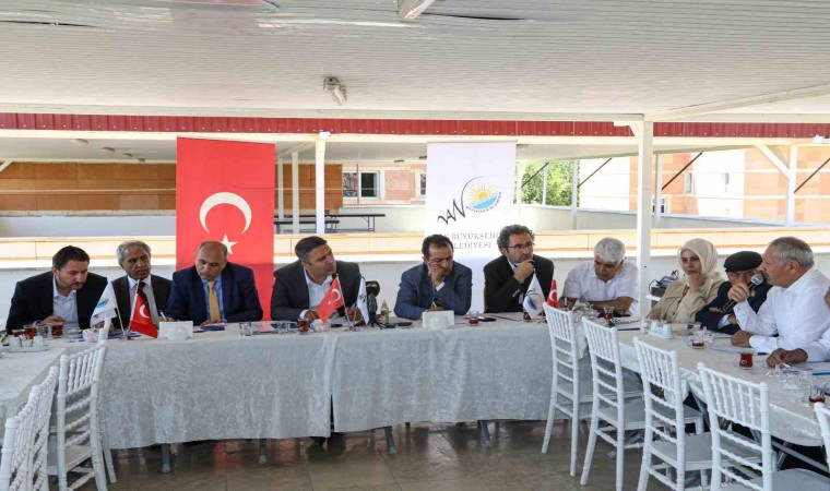 Boruyla kaçak hat çekerek bahçesini suluyor