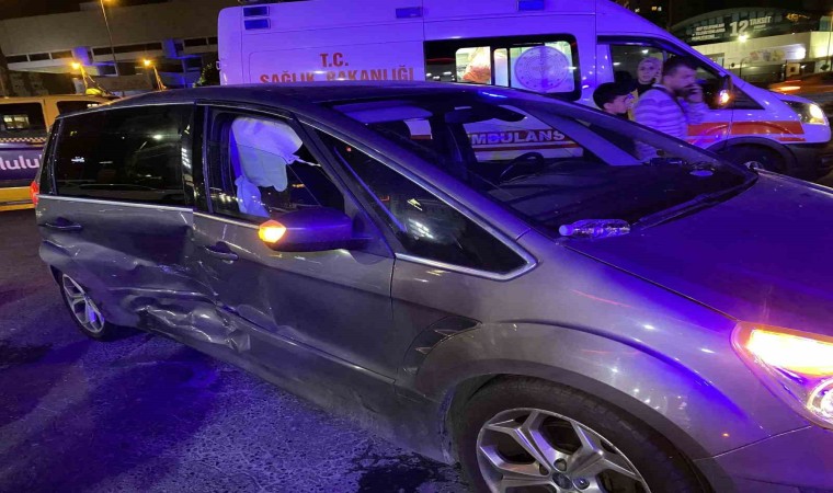 Cevizlibağ E5te 2 araç çarpıştı: 4 yaralı