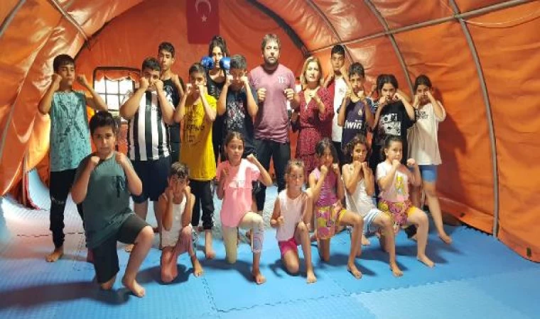 Deprem çadırında kick boks