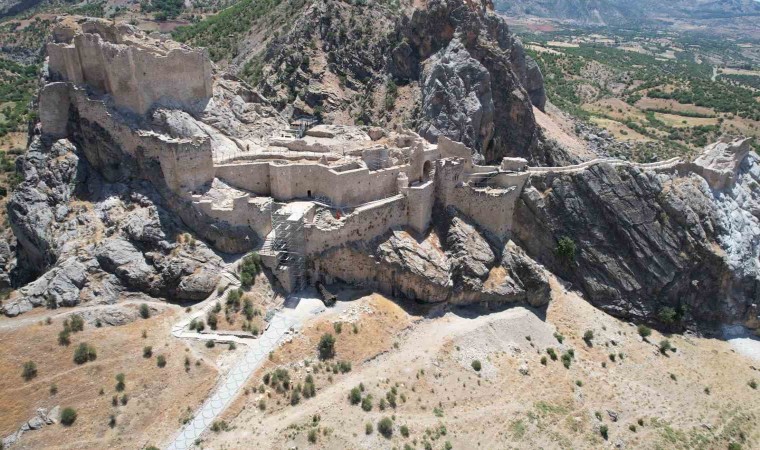 Depremde hasar gören Yeni Kalede restorasyon başladı