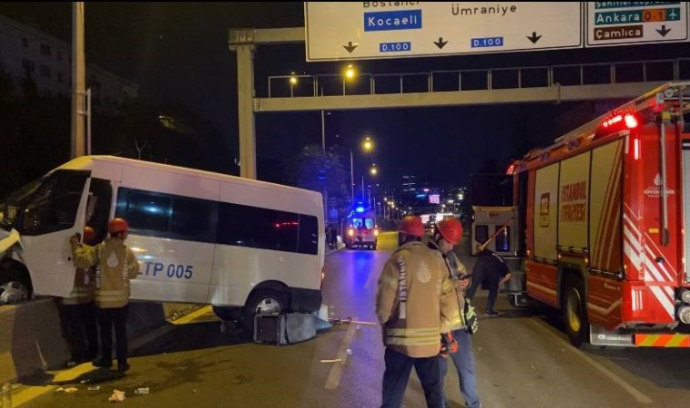 E5te kontrolden çıkan servis minibüsü refüje çarptı: 4 yaralı
