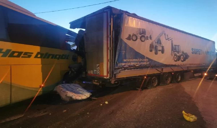 Elazığ’da yolcu otobüsü TIR’a arkadan çarptı: 1 ölü, 34 yaralı