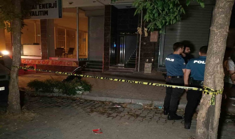 Esenyurtta bir baba, gelinine bıçak çektiği gerekçesiyle oğlunu bıçaklayarak öldürdü