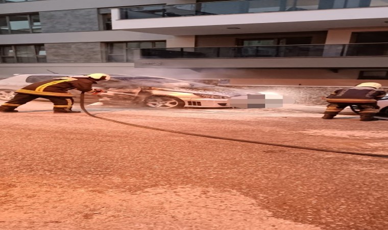 Motor kısmı alev alan otomobil kullanılmaz hale geldi