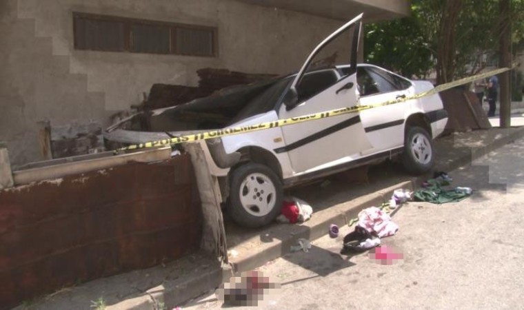 Otomobil kaldırımda oturanların arasına daldı: 1i ağır 3 yaralı