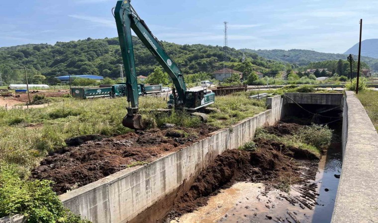 Şiddetli yağış uyarısı yapılan Bartında dere yatakları temizleniyor