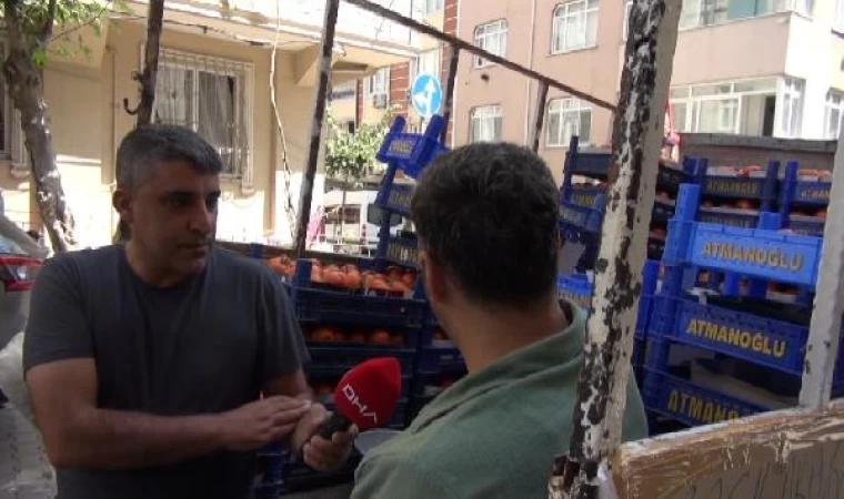 Sultangazi’de sokak sokak gezip domates dağıtıyor