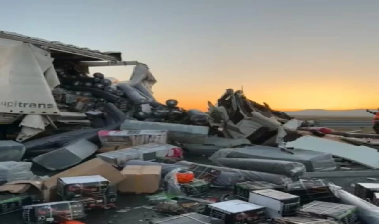 Sürücüsü direksiyon başında uyuklayan TIR, park halindeki 3 TIR’a çarptı: 4 yaralı