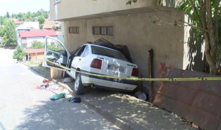 Tuzla’da 1’i çocuk 3 kişiye çarpan sürücü otomobili bırakıp kaçtı