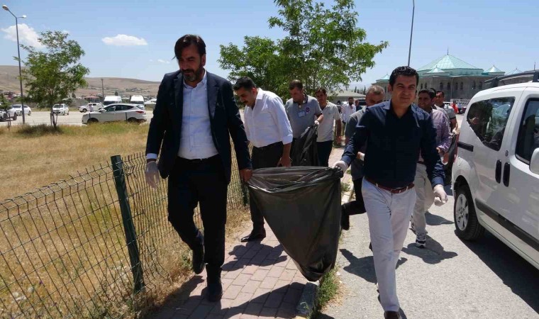 Vandaki hastane yöneticileri çevre temizliği yaptı