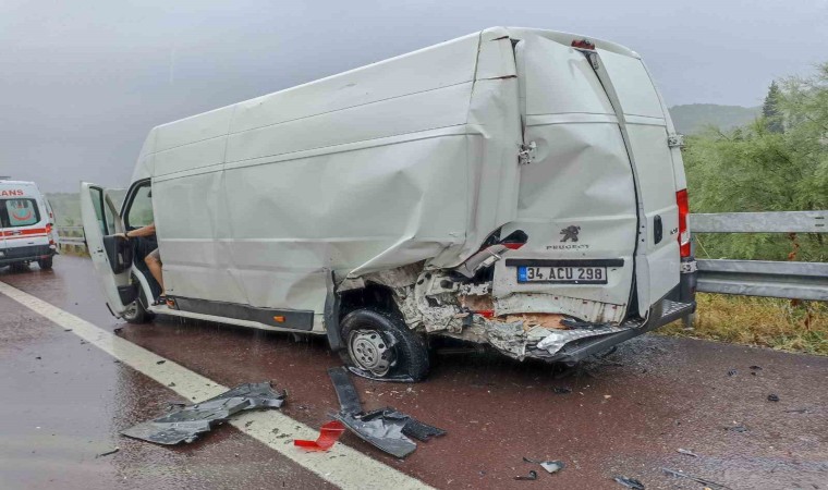 Yalovada 3 araçlı zincirleme trafik kazası: 2 yaralı