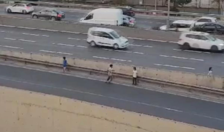 Bayrampaşa’da çocukların otoyoldaki tehlikeli oyunu kamerada