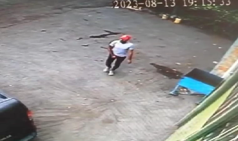 Esenyurt’ta aracından hırsızlık yapmaya çalışan şüpheliyi sopayla kovaladı