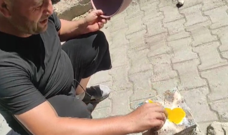 Kahramanmaraşta bir vatandaş taş üzerinde yumurta pişirdi