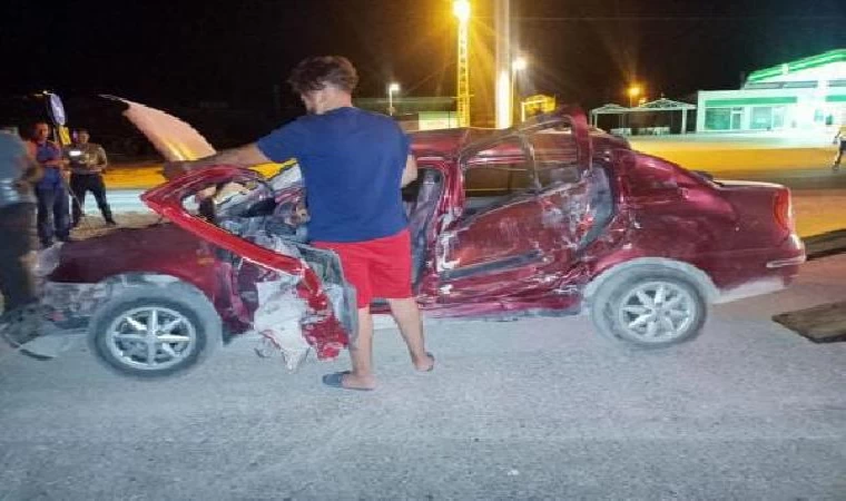 Kamyonla çarpışan otomobilin sürücüsü öldü, eşi ve 2 çocuğu yaralandı