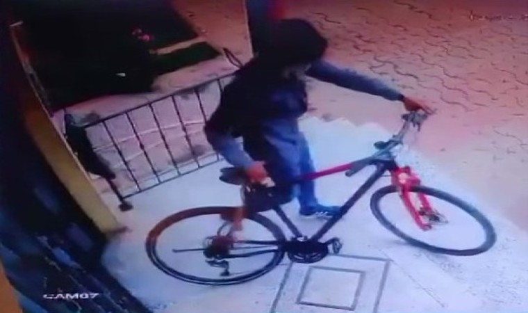 Kartalda 48 bin TLlik 3 bisiklet çalıp kaçtılar