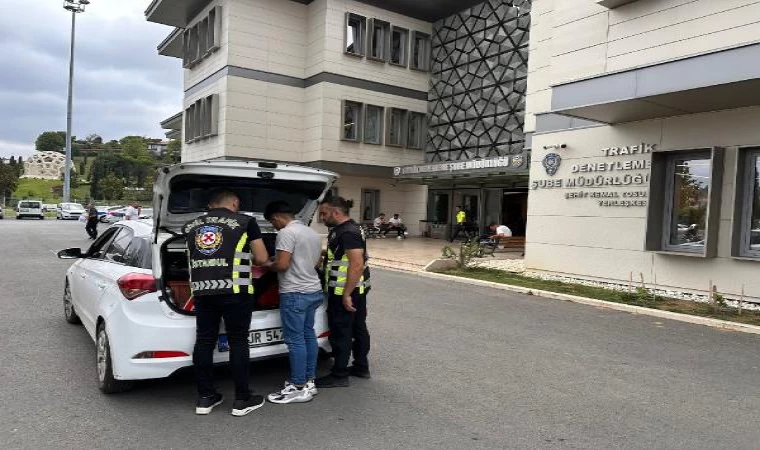 Şile Otoyolu’nda ayaklarıyla direksiyonu tutup hız yapan sürücünün ehliyetine el konuldu