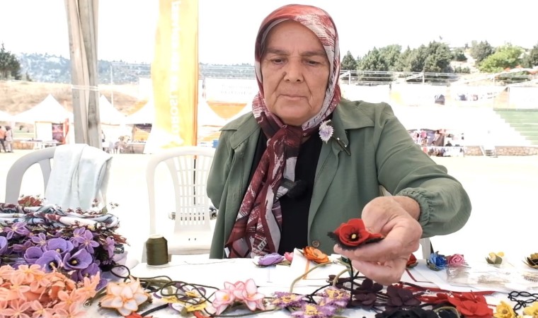 Tek eliyle iğne oyası yaparak geçimini sağlıyor