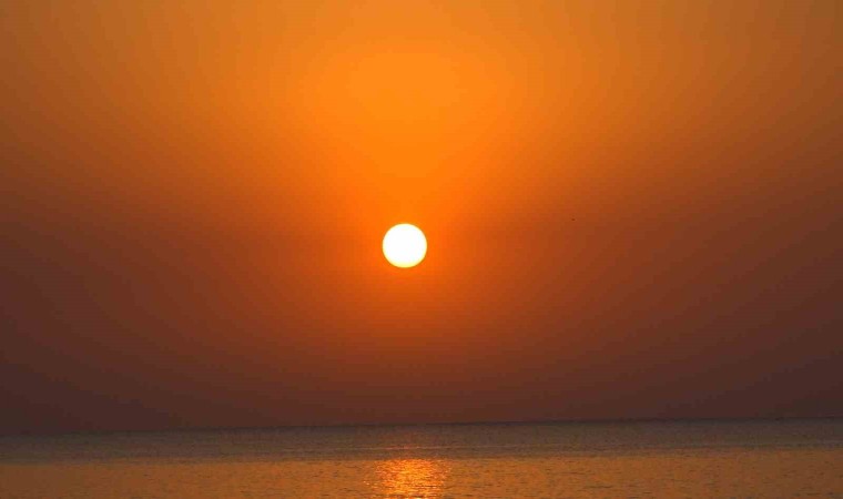 Van Gölünde hayranlık uyandıran gün doğumu