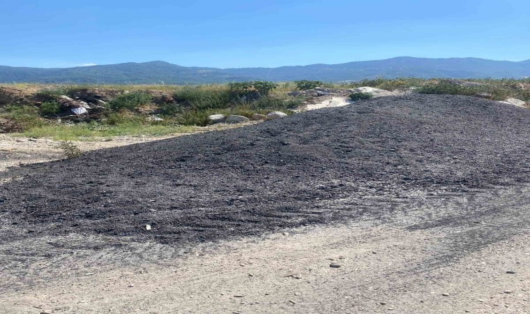 Yol kenarına bırakılan atıklar vatandaşları tedirgin etti