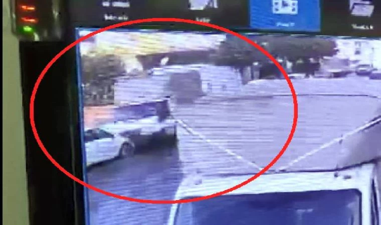 Avcılar’da park halindeki 4 araca çarpan kamyonetin şoförü kaçtı