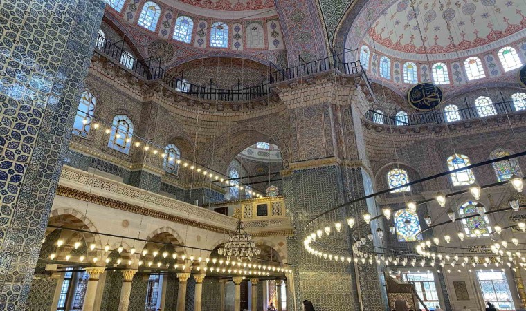 Eminönü Yeni Camiindeki Kabe tasvirli tarihi çini pano demirlerin arkasına gizlendi