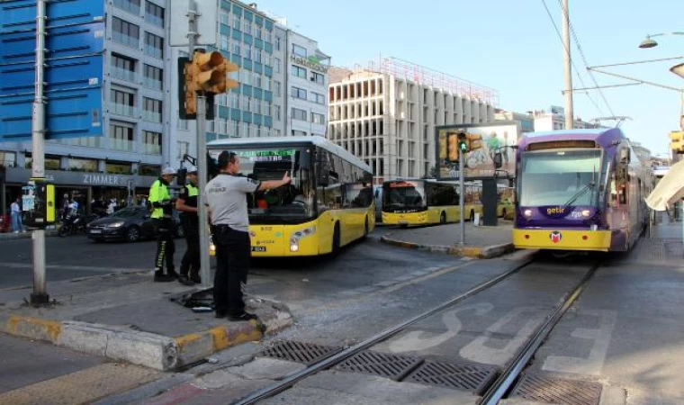 Geniş haber // Beyoğlu’nda otobüs tramvaya çarptı
