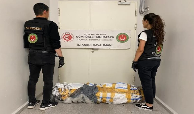 İstanbul Havalimanı’nda halıya emdirilmiş 17 kilogram uyuşturucu yakalandı