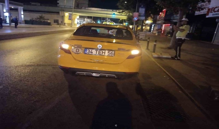 Kartalda ticari taksi ile motosikletin çarpıştığı kaza kamerada: 2 ağır yaralı