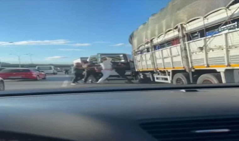 Pendik’te minibüs ve TIR şoförünün yol kavgası kamerada
