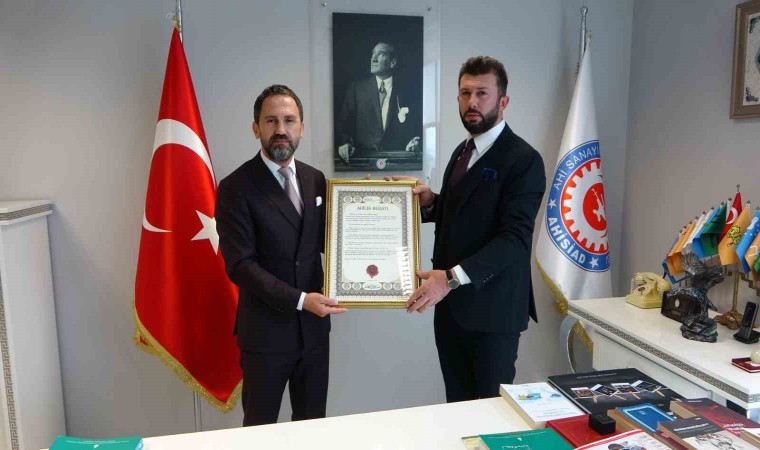 Sultanbeylide işletme sahibi, kafede unutulan para dolu cüzdanı derneğe iade etti