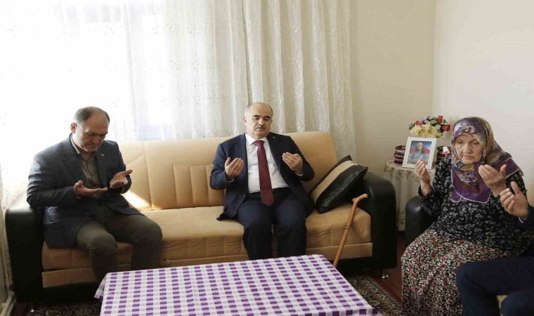 Vali Dağlıdan şehit öğretmen Aybüke Yalçının ailesine ziyaret